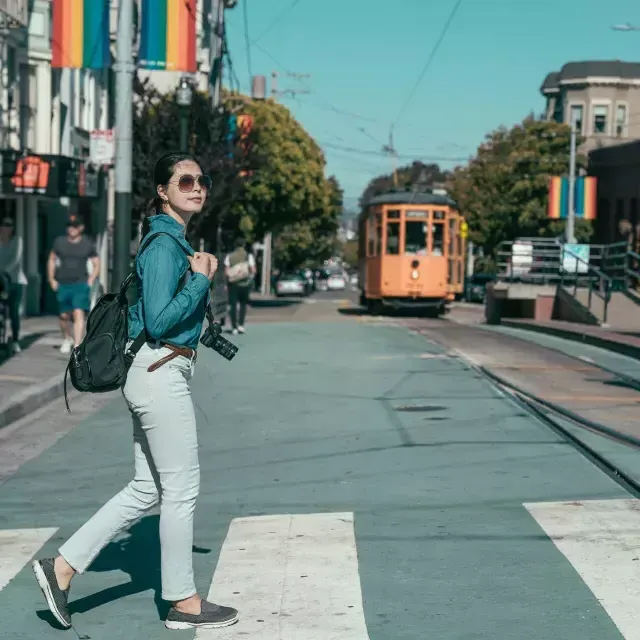 Una donna che passeggia nel Castro